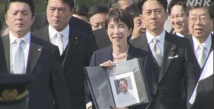 1月5日，高市早苗今天带着安倍晋三的遗像，参拜了日本伊势神宫，并召了开记者会。