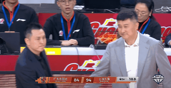 上海男篮客场94:84击败广东男篮，成功登顶，虽然这场有波折，但是上海男篮终归是