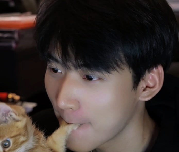 被周柯宇吃小猫手萌晕了、、、#周柯宇直播# ​​​