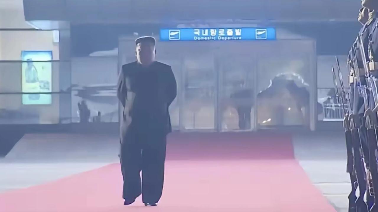 金正恩在凌晨的街头等待贵宾，他的身影显示出的是极度重视。然后，两人同乘一辆车离开