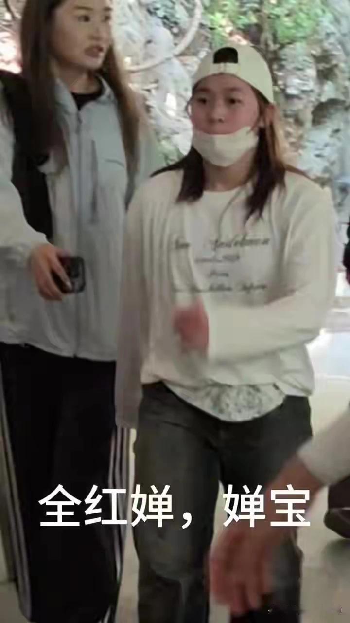 在萧山机场拍的照[ok]宝子身边的女助理身高1米7，对比一下，大家说说宝子究竟有