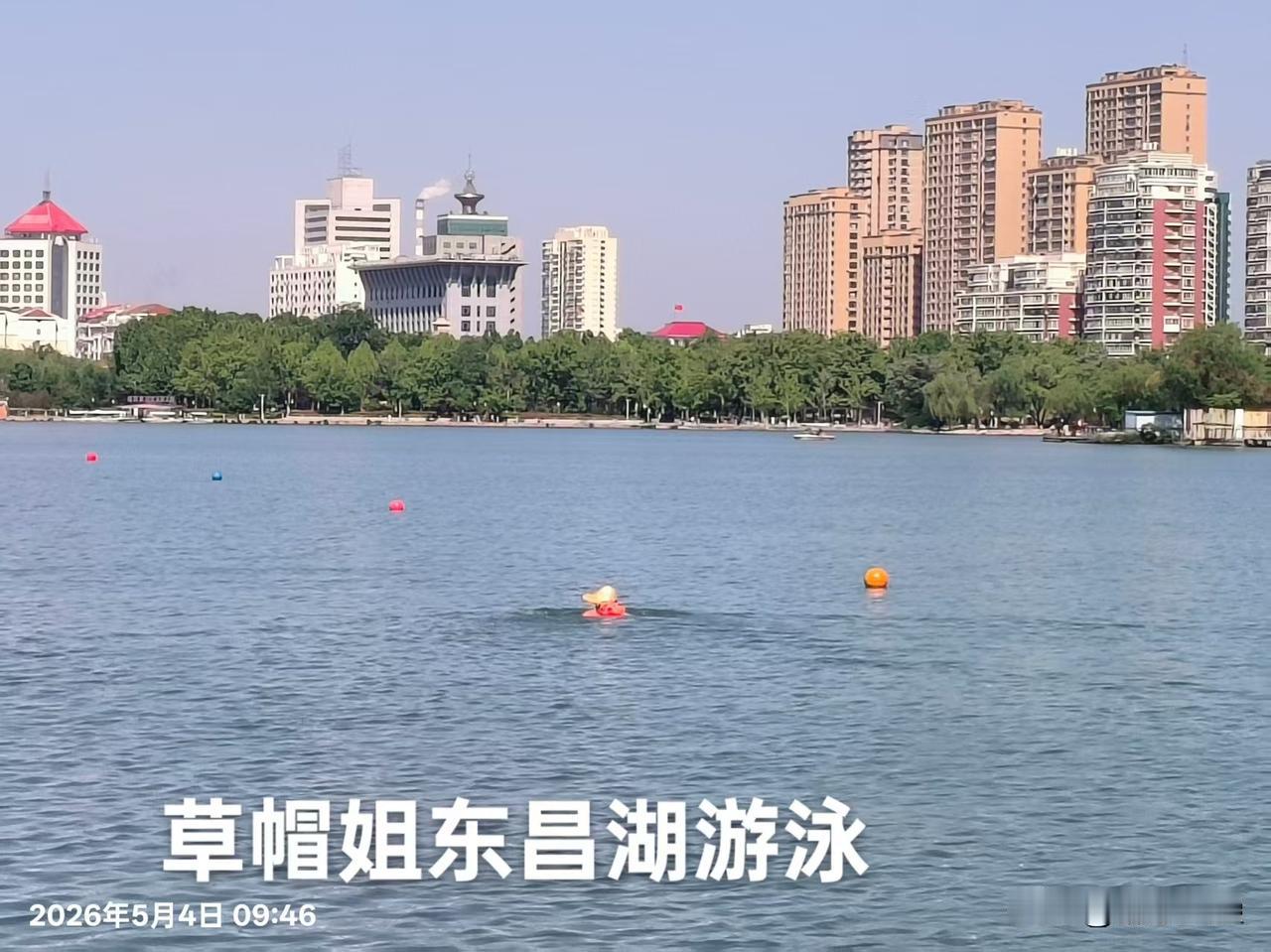 五一假期，草帽姐在东昌湖游泳


就是五一假期东昌湖边上，戴着草帽防晒的普通小姐