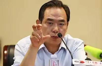 世界杯就像一面无情镜子，狠狠撕下了中国足球自欺欺人的遮羞布。

放眼咱们所有奥运