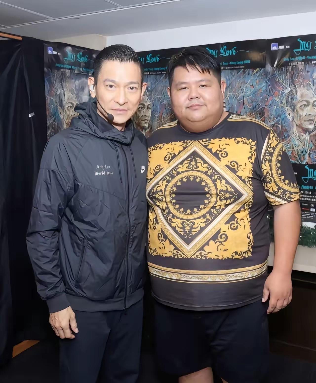 刘德华我认识，旁边男生是谁？