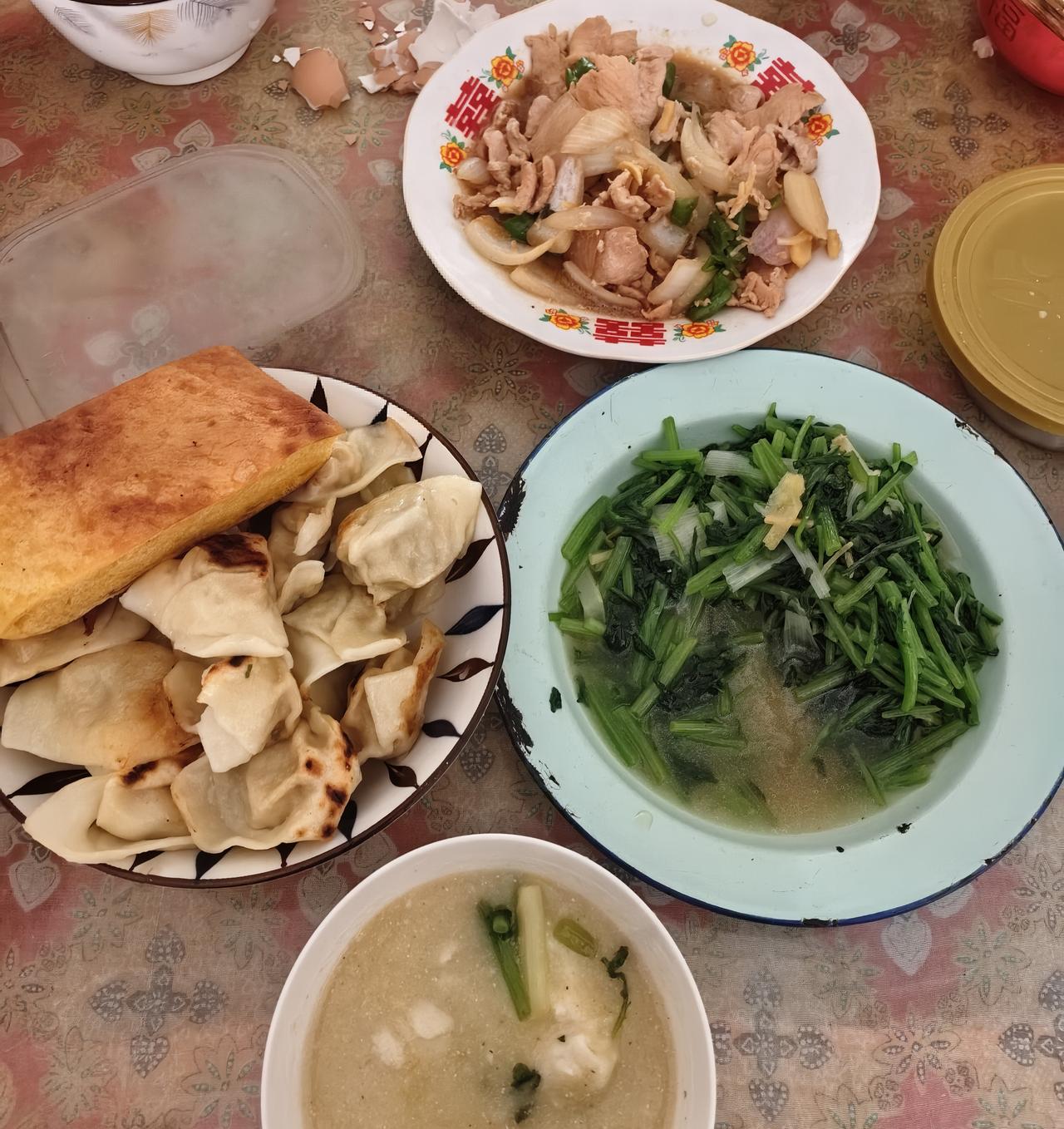 苏北家常菜，老妈做的4人早餐。

简单朴素，营养均衡。