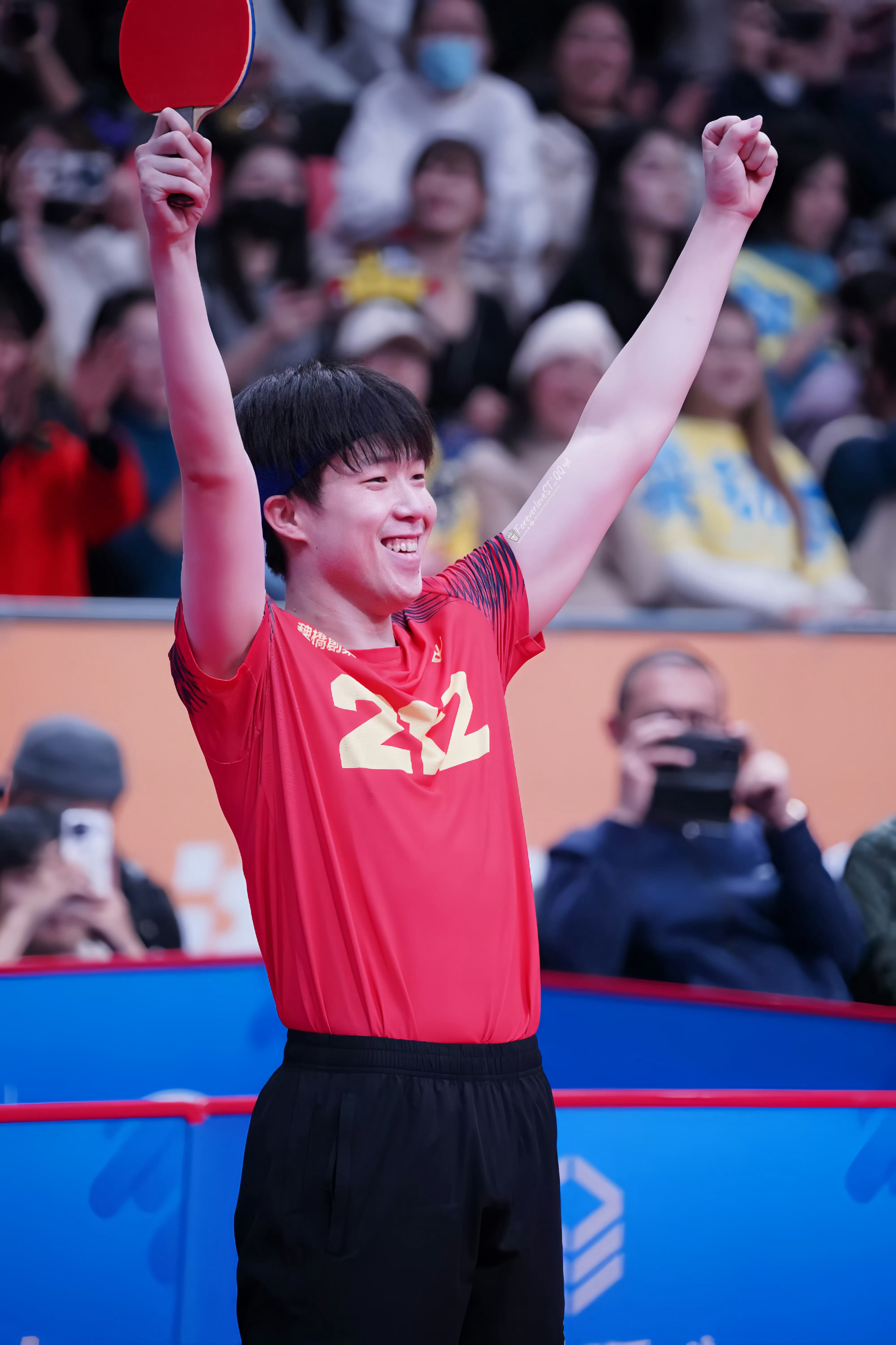 你看那翱翔的鹰，正是先有力地张开双翼，才能御风而行，抵达远方。勇敢地张开双臂，去