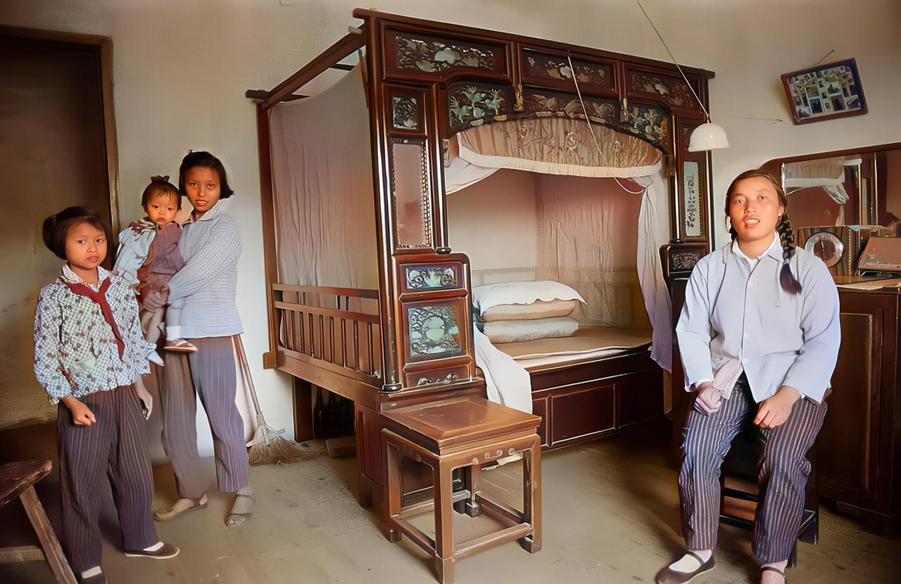 上个世纪70年代，一家四口人在房间的一张留影。