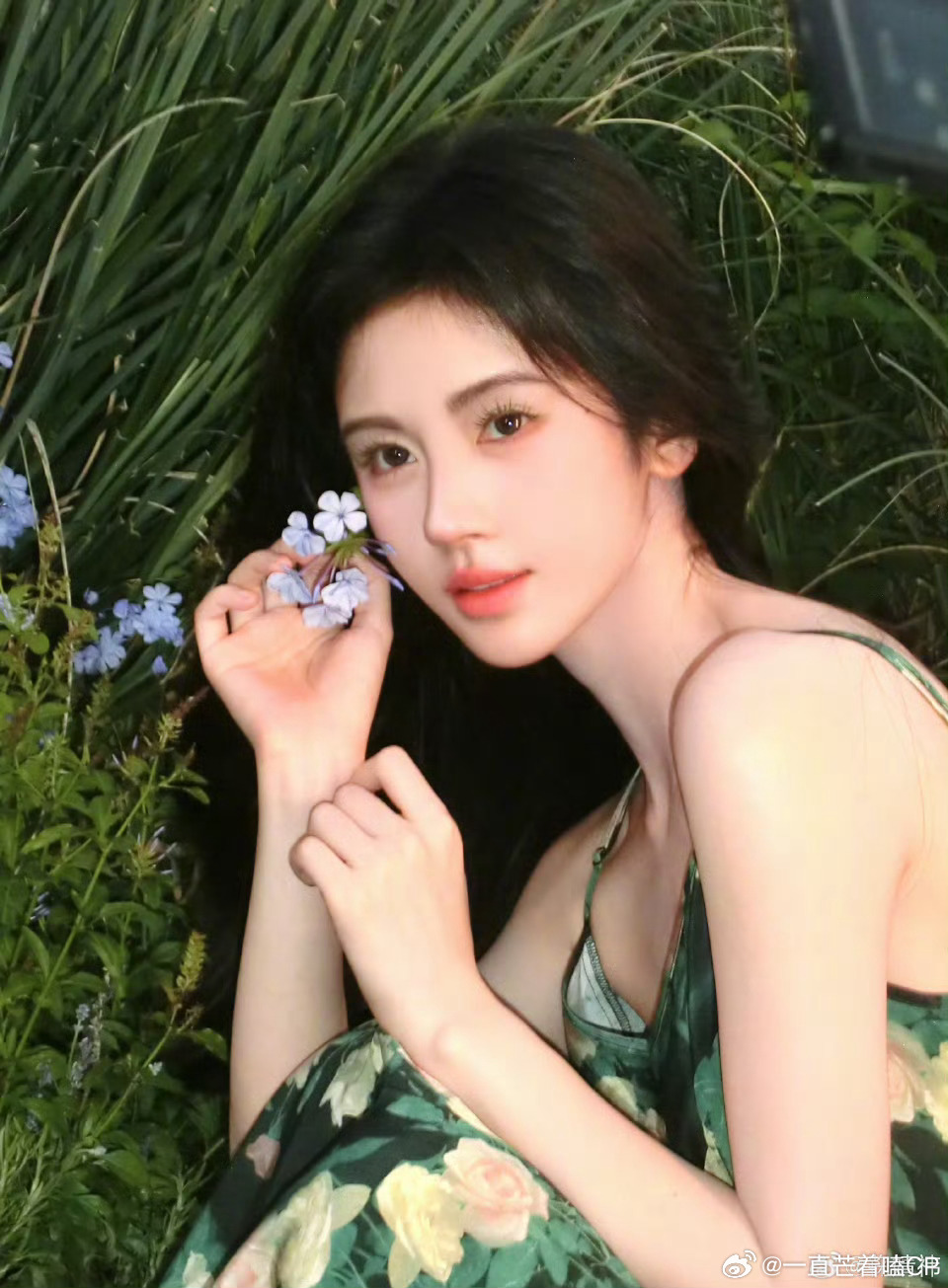 鞠婧祎[超话]鞠婧祎绿色碎花吊带裙粉鞠婧祎太幸福了，营业质量超高！美美嘟小鞠，这