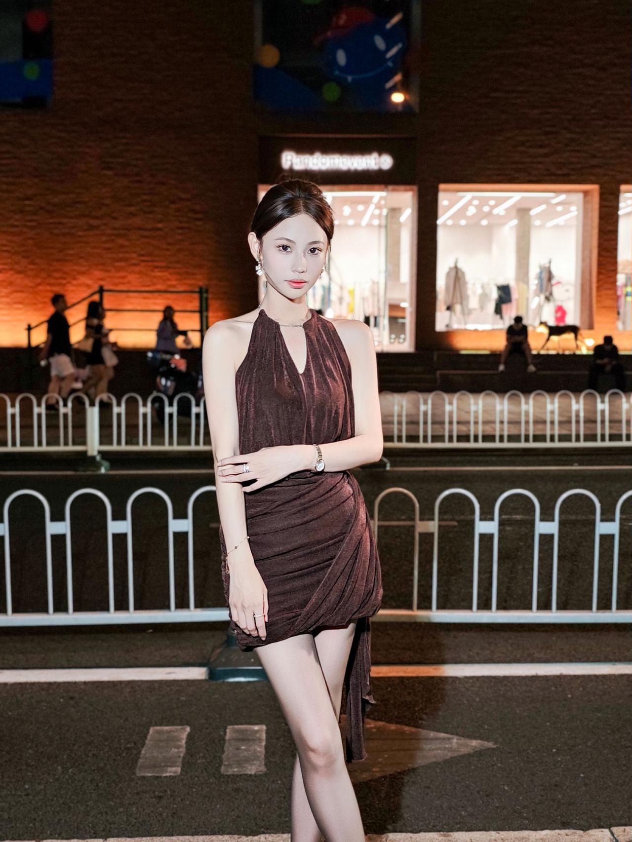 长沙街拍📷-潮宗街红墙
设备：Xiaomi 15 Ultra
长沙约拍 长沙打