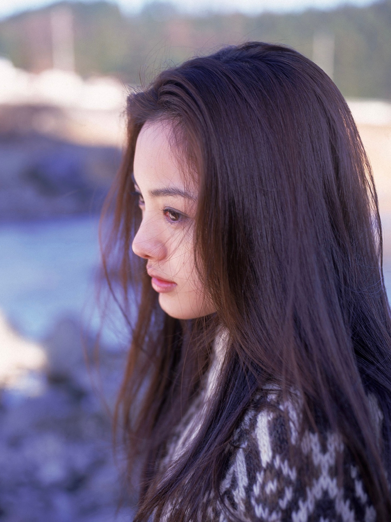 1999年，十九岁的仲间由纪惠，在摄影师户崎美和的镜头下。 