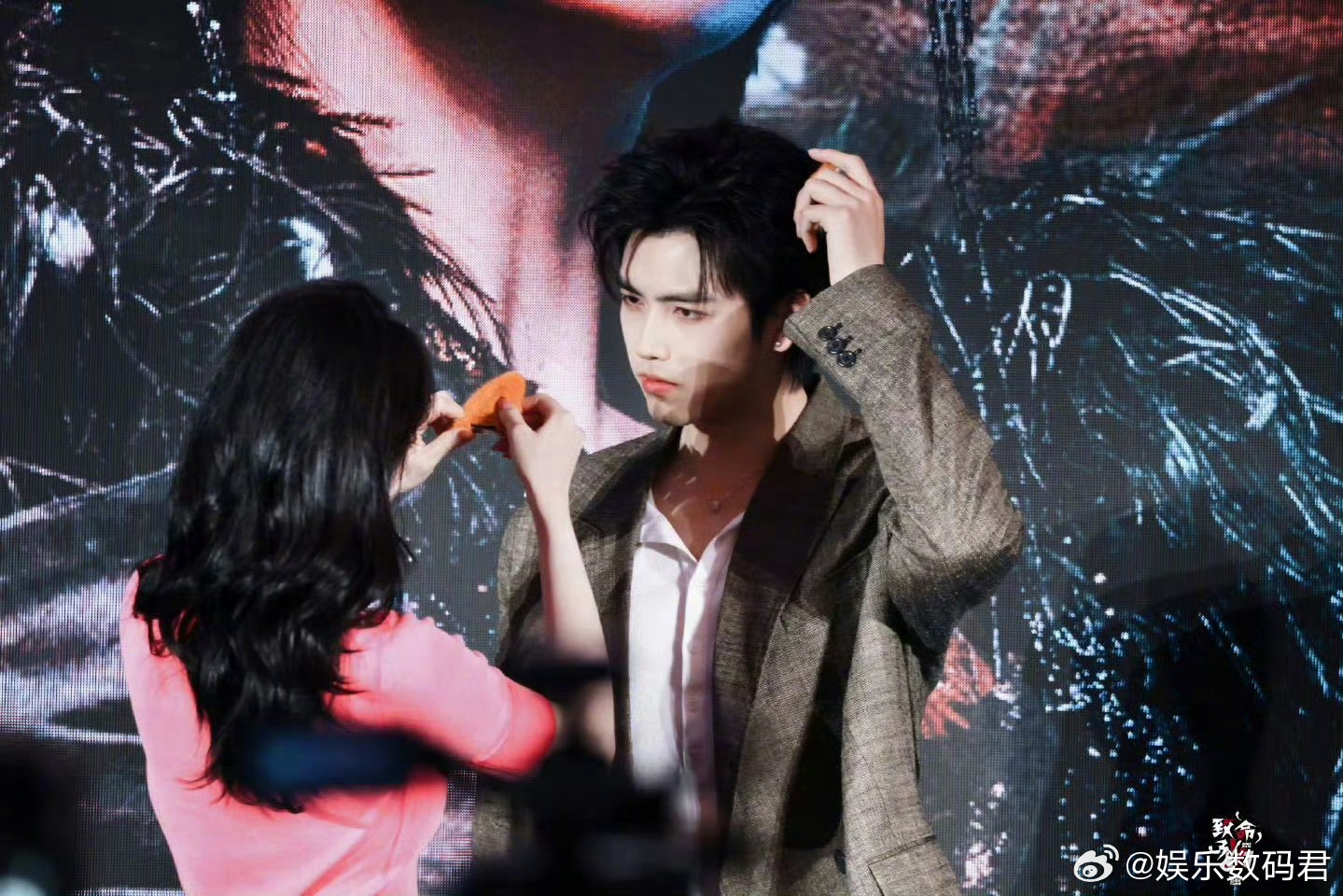 阿瑟不卖的时候反耳嗑到了被问“是不是对谁动了心”，他喉结滚了滚，没直接答，反而抬