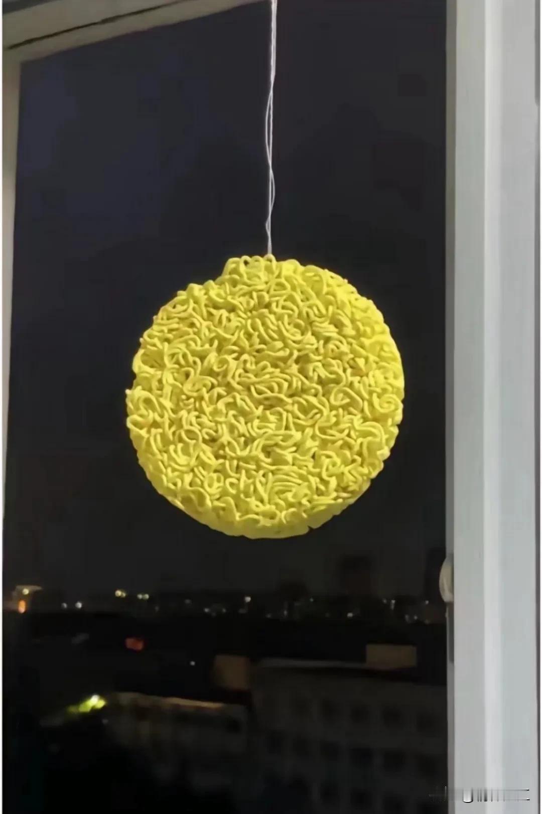 今晚（中秋节）湛江人的朋友圈充满失望，因为中秋之夜下大雨，月亮躲起来了，不能欣赏