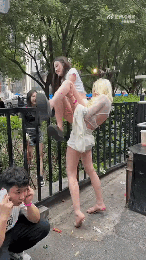 这是谁家的闺女，怎么那么野性十足，穿着拖鞋短裤还要翻高高的铁栅栏！她妈妈要是看见