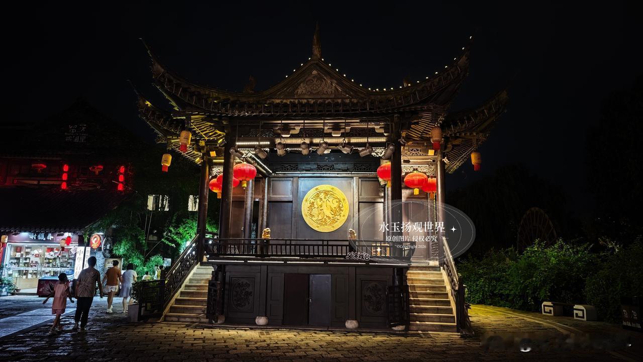 很多人来泰州，会把目光投向望海楼这样的地标，却常常忽略，夜色降临之后的泰州老街，