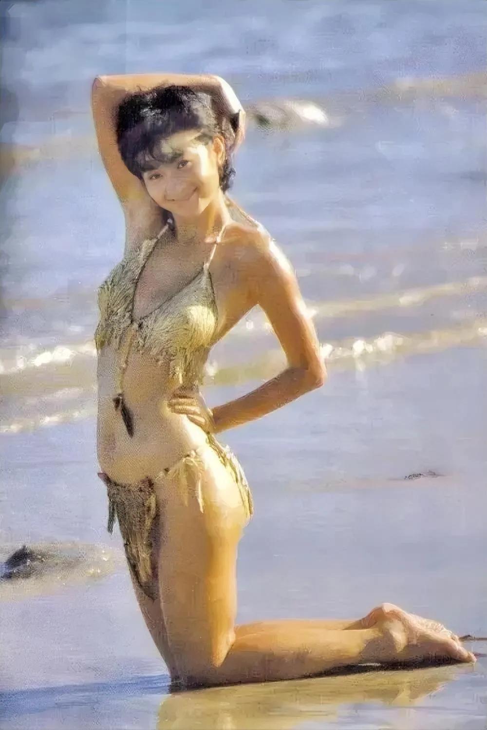 这是20几岁的林青霞，
微胖，肉嘟嘟的，
真正的初代女神，
东方第一美女。