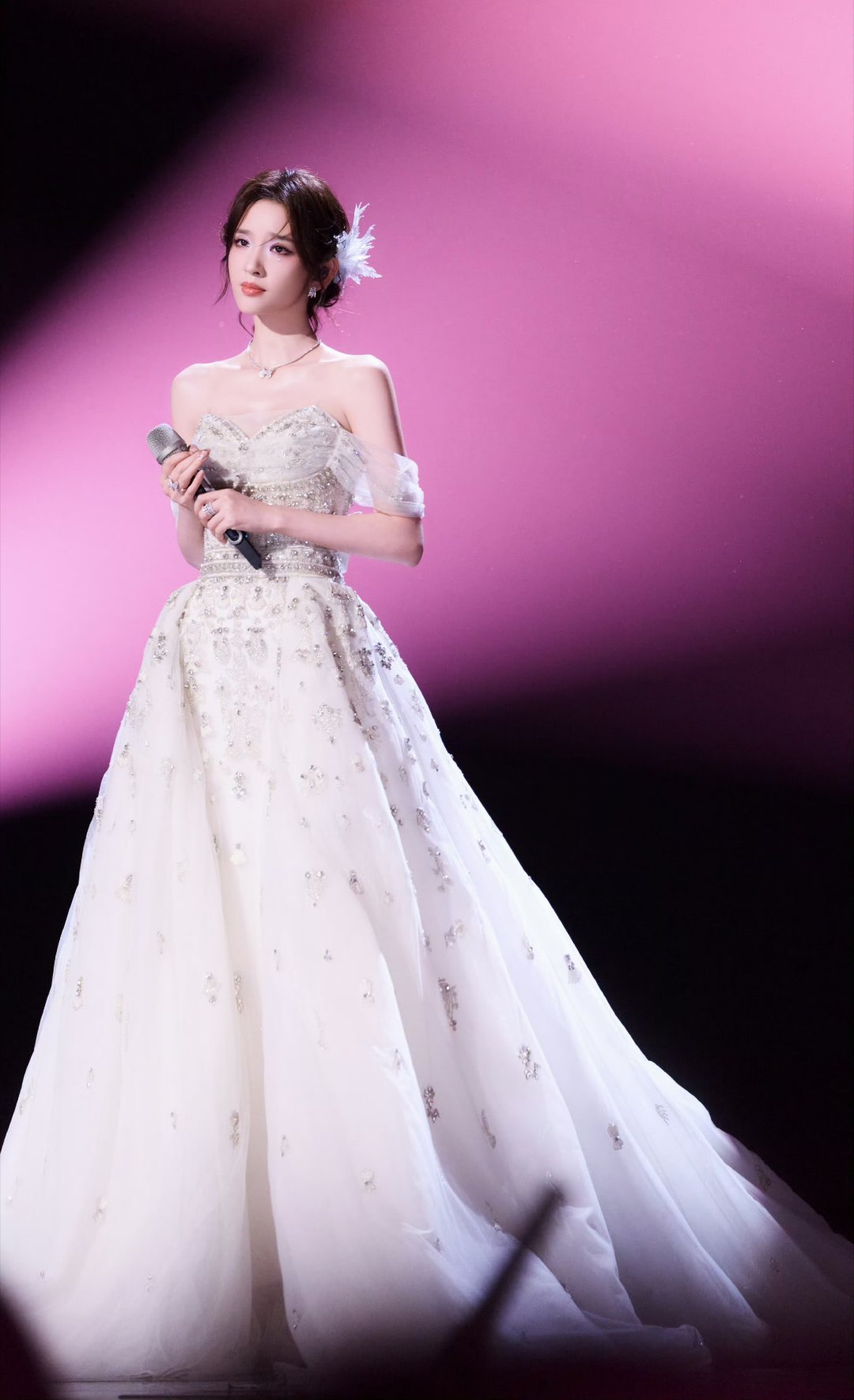 唐艺昕真的cos了艾莎女儿穿艾莎裙是“被迫营业”，唐艺昕穿就是“血脉觉醒”？看来