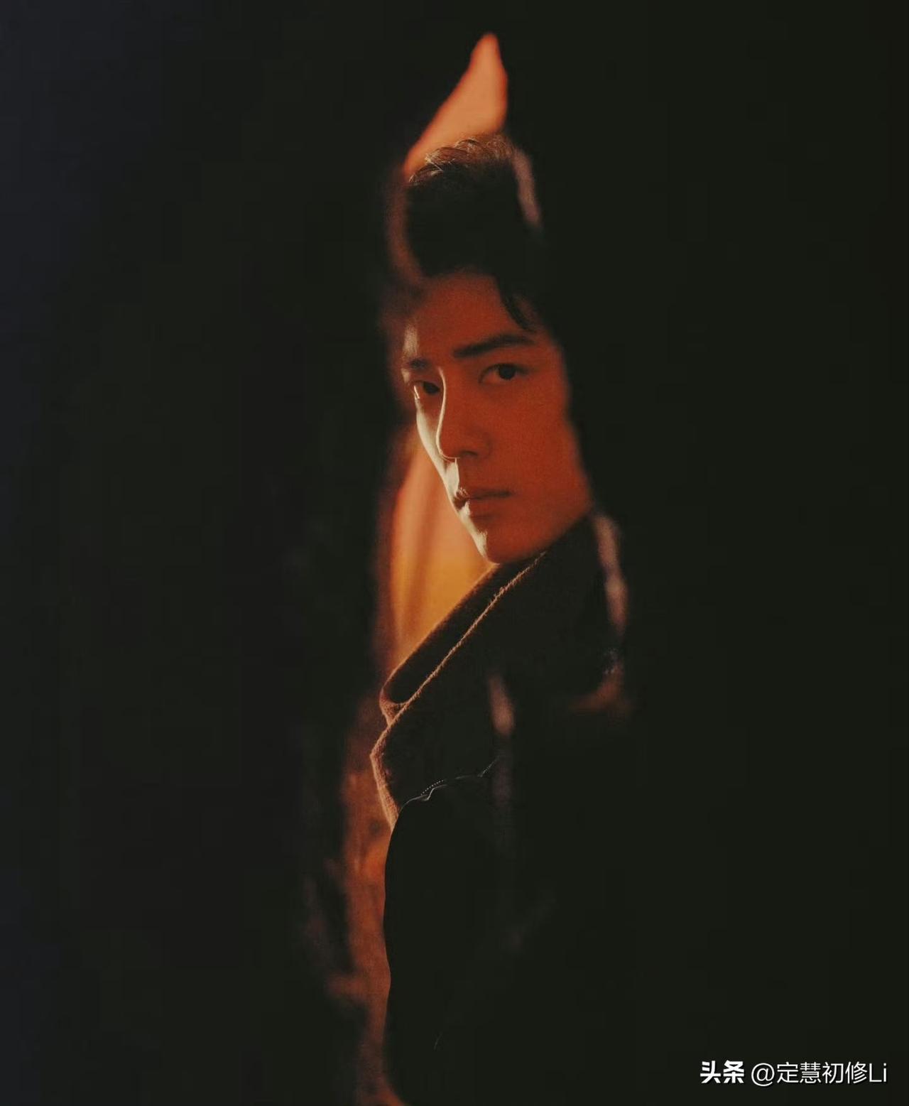 我昨天开始看十日终焉了，看到30章了，知道肖战为什么喜欢这个题材了。
就像我学生