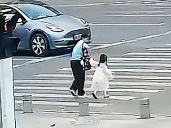 11岁女孩捡到4岁女孩一路背到派出所为你的义举点赞👍 西安·华严寺