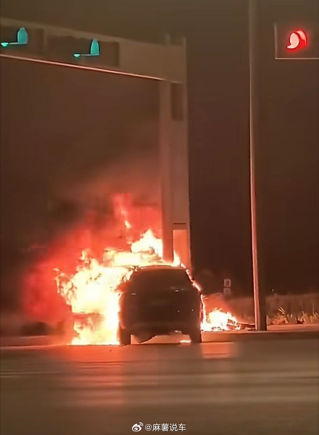 问界回应起火这事最让人难受的是出了人命。事发时是人工驾驶，路口限速50，结果开到