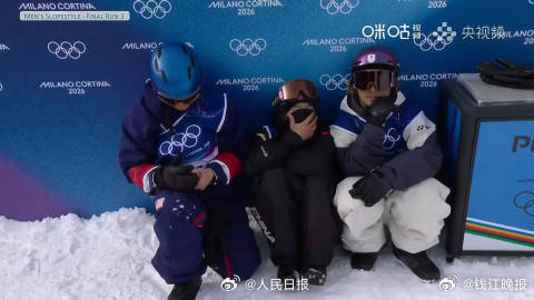 【苏翊鸣赛后四连拍】#苏翊鸣金牌# 苏翊鸣赛后激动流泪→蹲着不敢看→掩面大笑→身