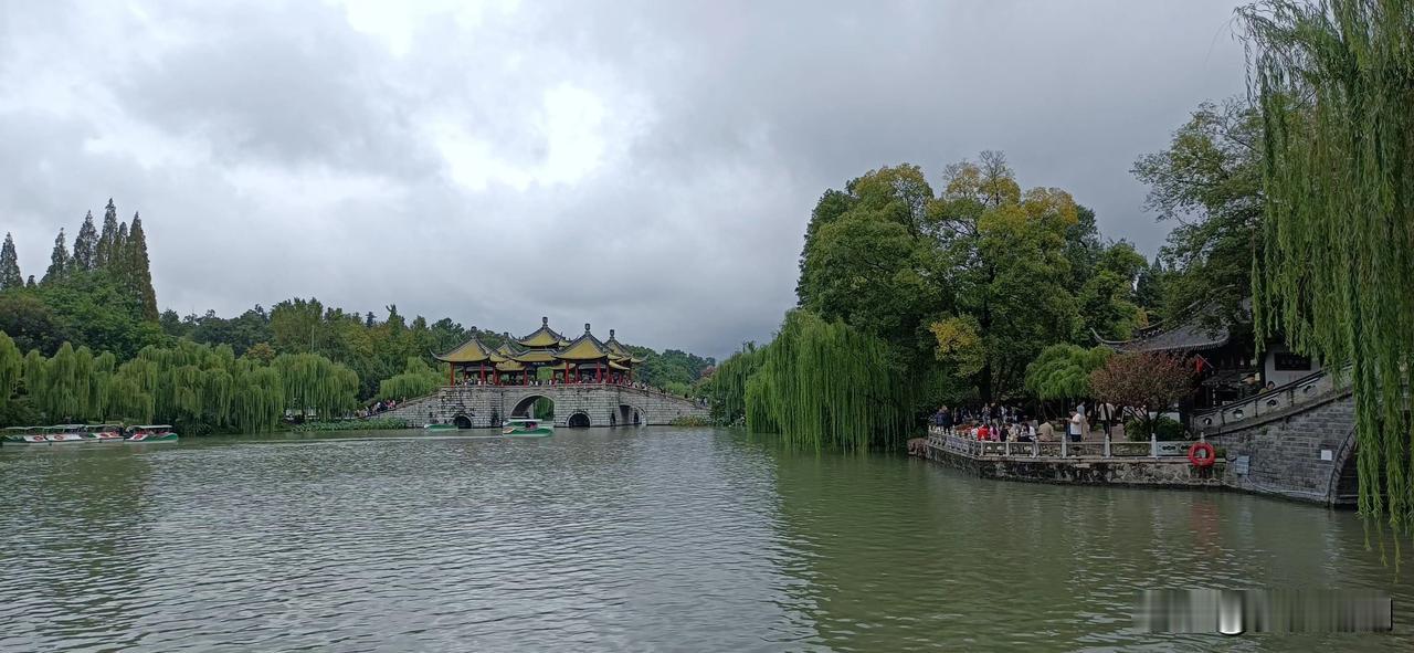 中秋，是一个充满诗意与温情的节日。
 
中秋的月，如银盘高悬天际，洒下一地清辉。