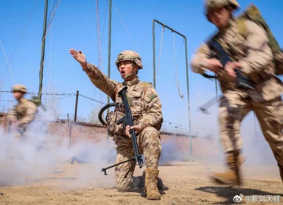 铸剑中原早安军营原原说早晚安 初心似炬，步履不止。早安