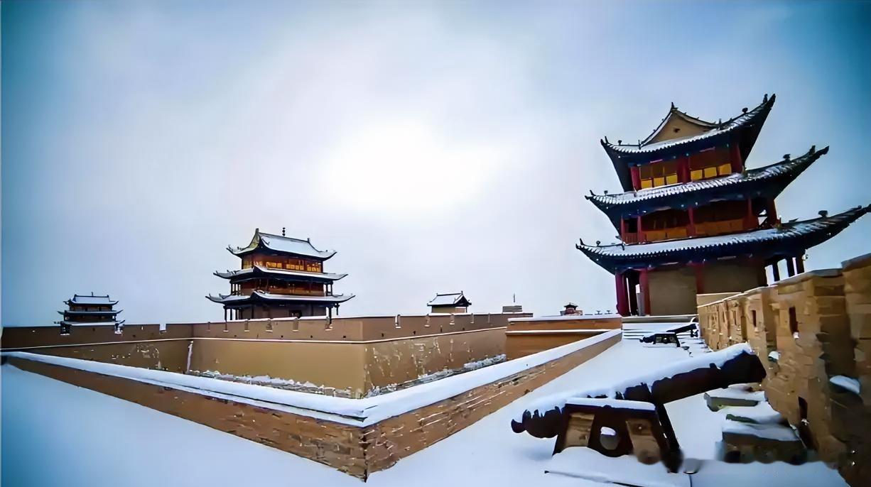 下联：雪满高城铠甲明
上联：有请雅士[玫瑰][玫瑰][玫瑰]