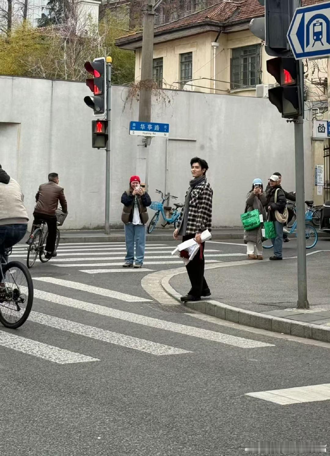 上海偶遇陈飞宇拍摄路透网友上海偶遇陈飞宇拍摄路透 上海偶遇陈飞宇拍摄路透 