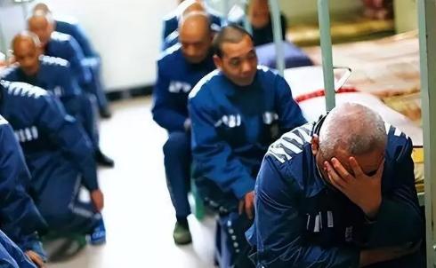 一个在监狱工作了30年的老狱警告诉我:死刑一般都是上午执行，而且越早越好，这当然