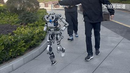 哈工大系闖出人形機(jī)器人黑馬：成立不到一年，全棧開(kāi)源3m/s原型機(jī)