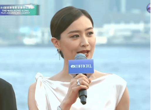 第44届金像奖红毯，44岁陈法拉一袭Chanel 2026春夏白色丝绸长裙惊艳亮