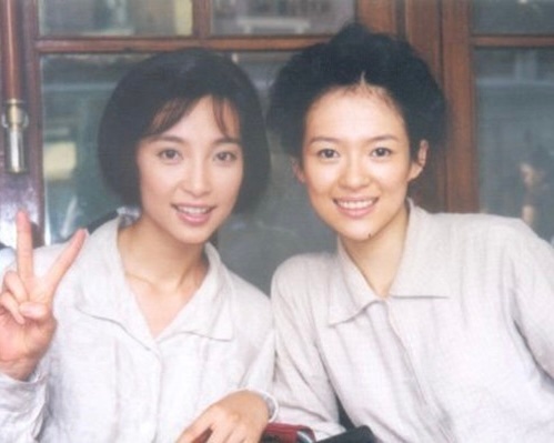 2003年，李冰冰与章子怡，在出演《紫蝴蝶》时期的一幅同框照。 