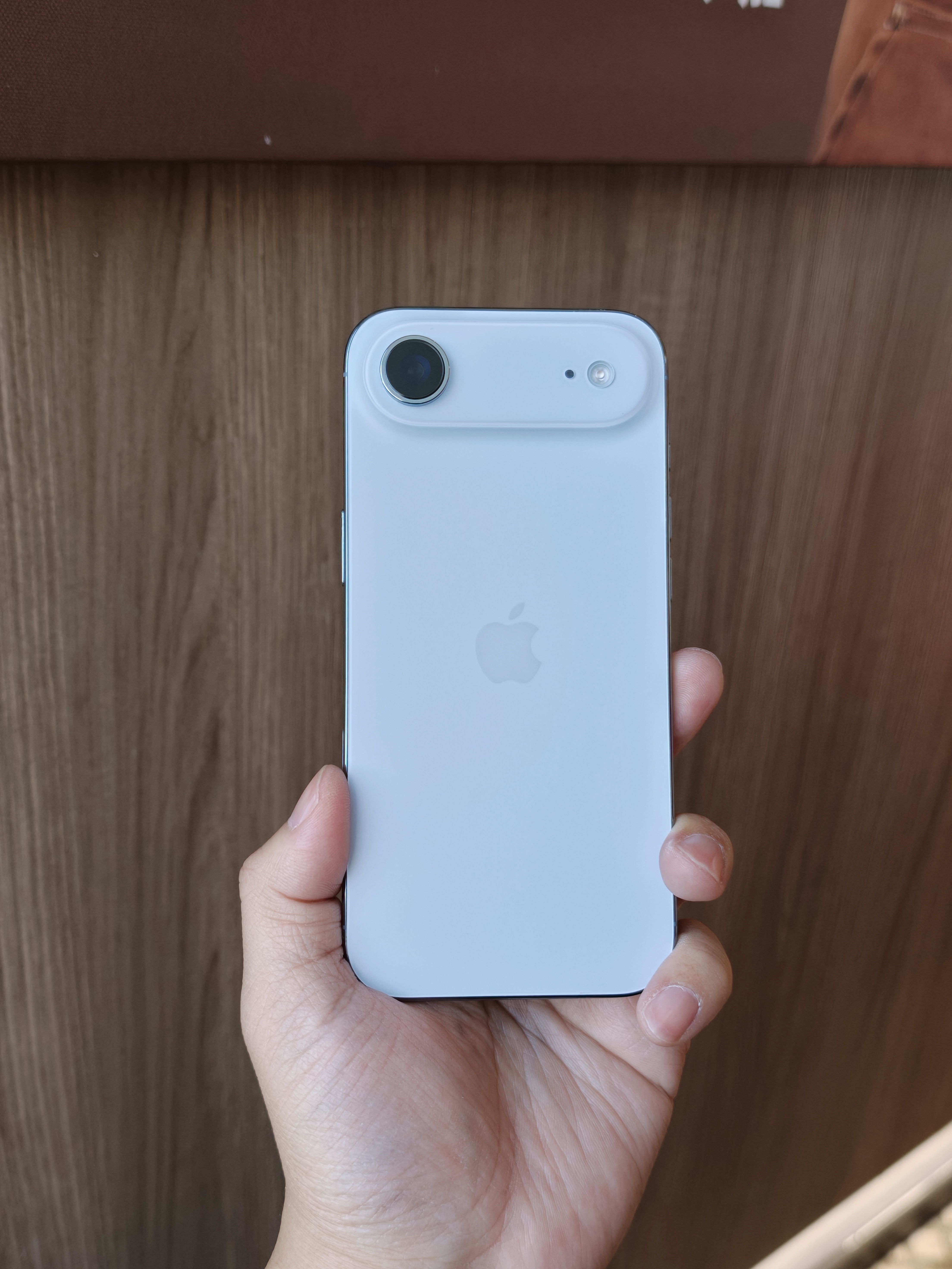 裸奔几天后，发现我的 iPhone Air 边框有划痕了。不过挺细微的，不仔细看