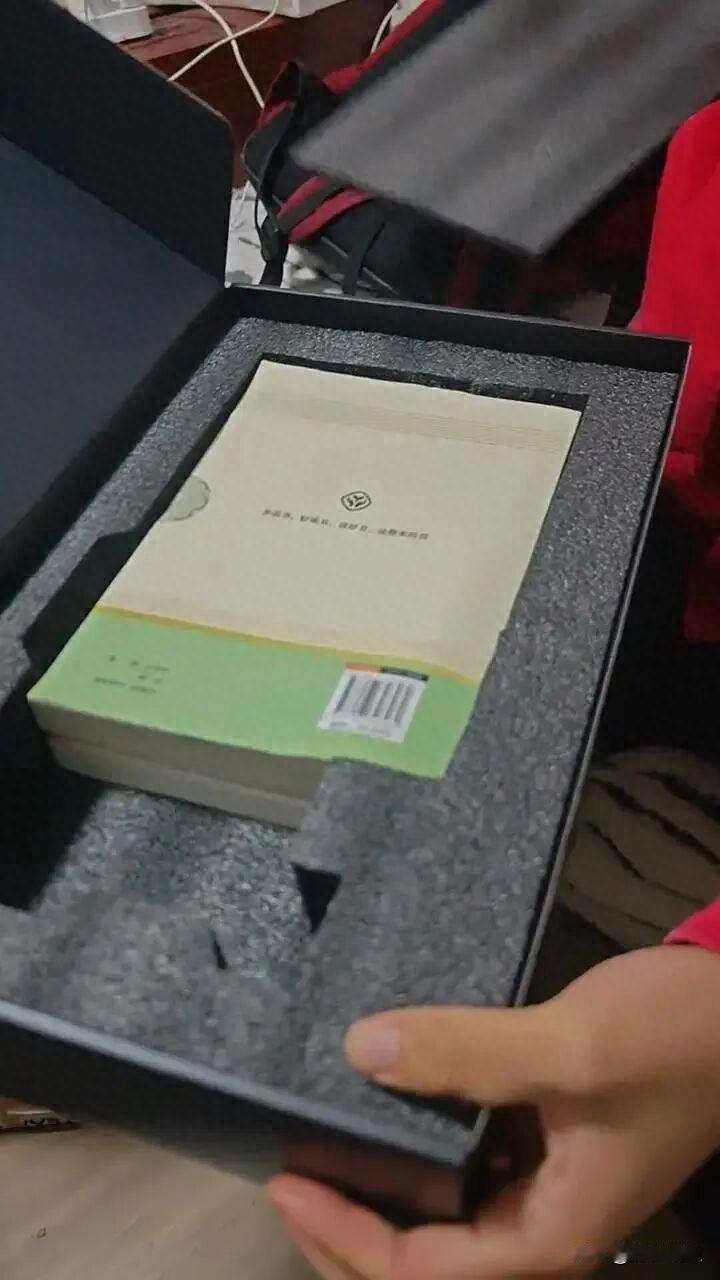 男子网购3000多元的电脑显卡，收到的竟是两本书！[听歌]

‘近日，江苏一位消