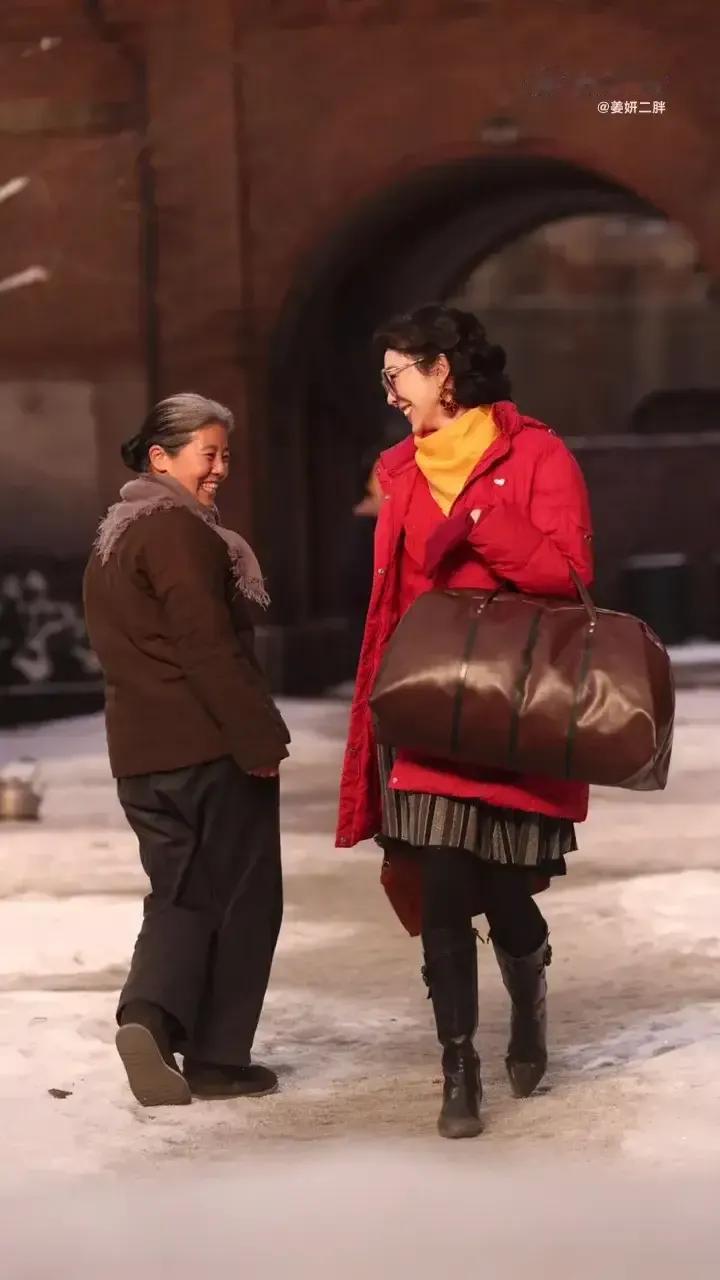 电视剧《南来北往》里姚玉玲的穿搭代表了那个时代年轻女性的全部时尚。可以说姜妍把姚