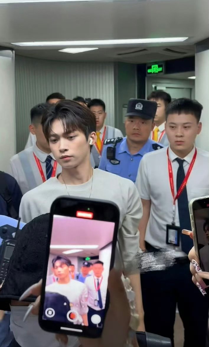 谁懂追梓渝有多爽 梓渝面对私生梓渝面对私生直接冷脸，谁懂啊追梓渝好爽 ​​​