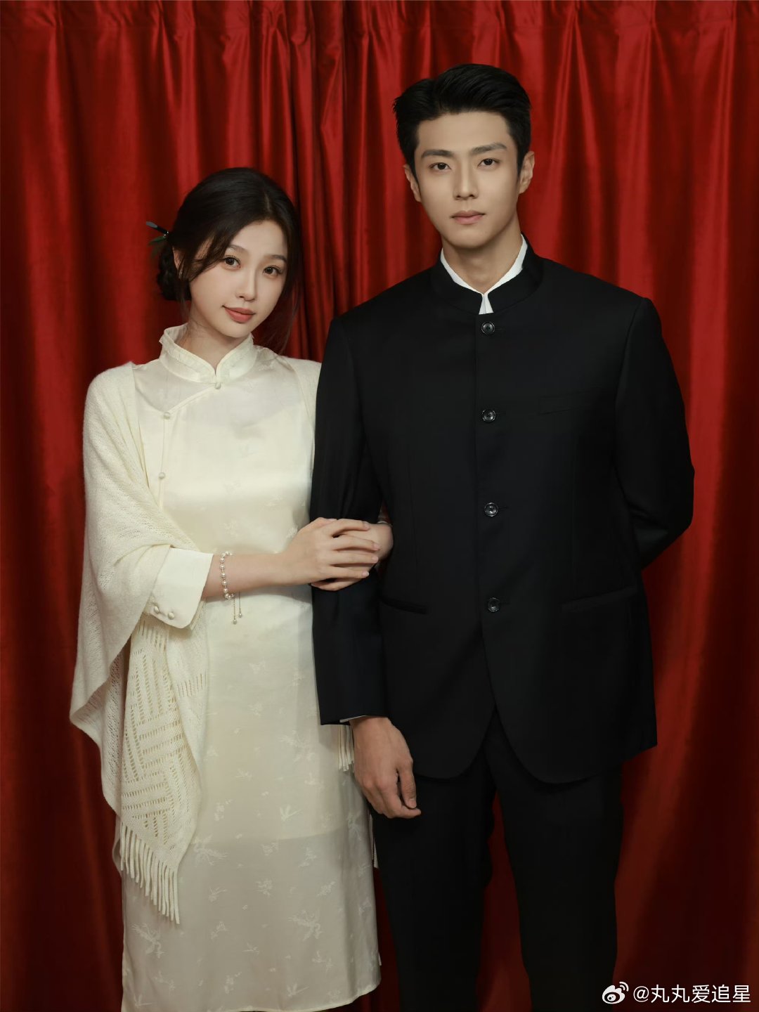 虞书欣陈靖可拍现偶送民偶 虞书欣陈靖可复古情侣照 昨晚简直太好看了，两位剧宣的神