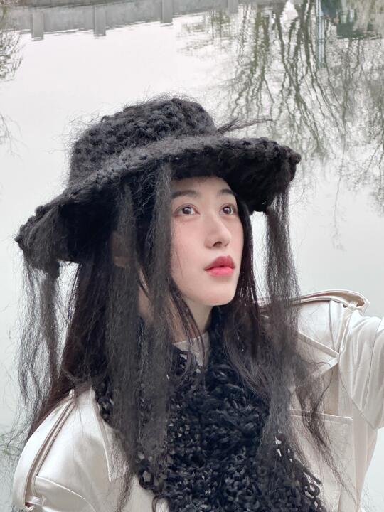 我妈用我一年掉的头发，给我织了顶帽子……