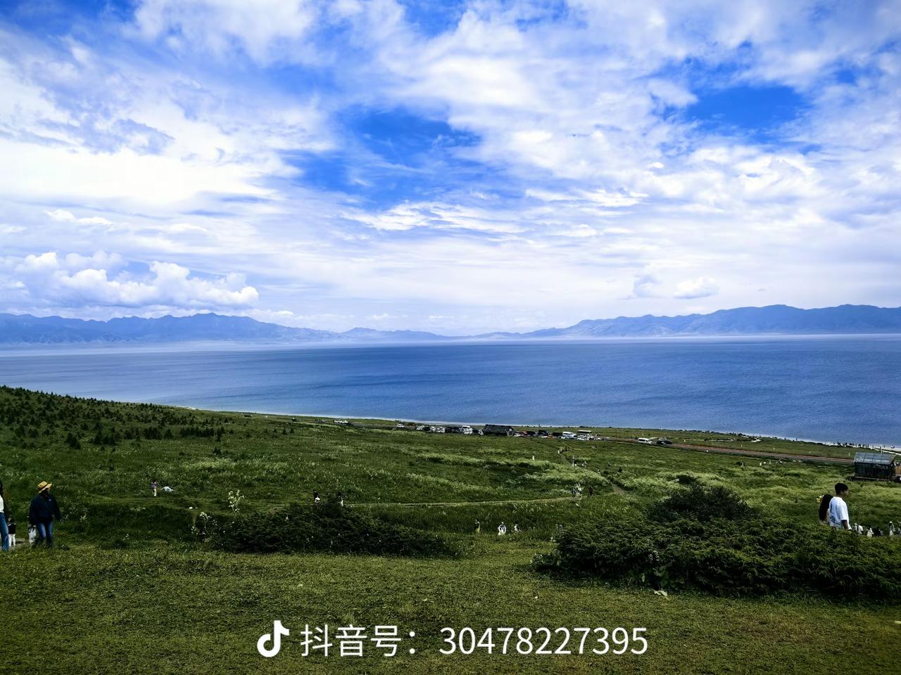 赛里木湖｜李家宁

野花还未数清风的姓氏时  
我们开始朝湖心投松果  
涟漪荡