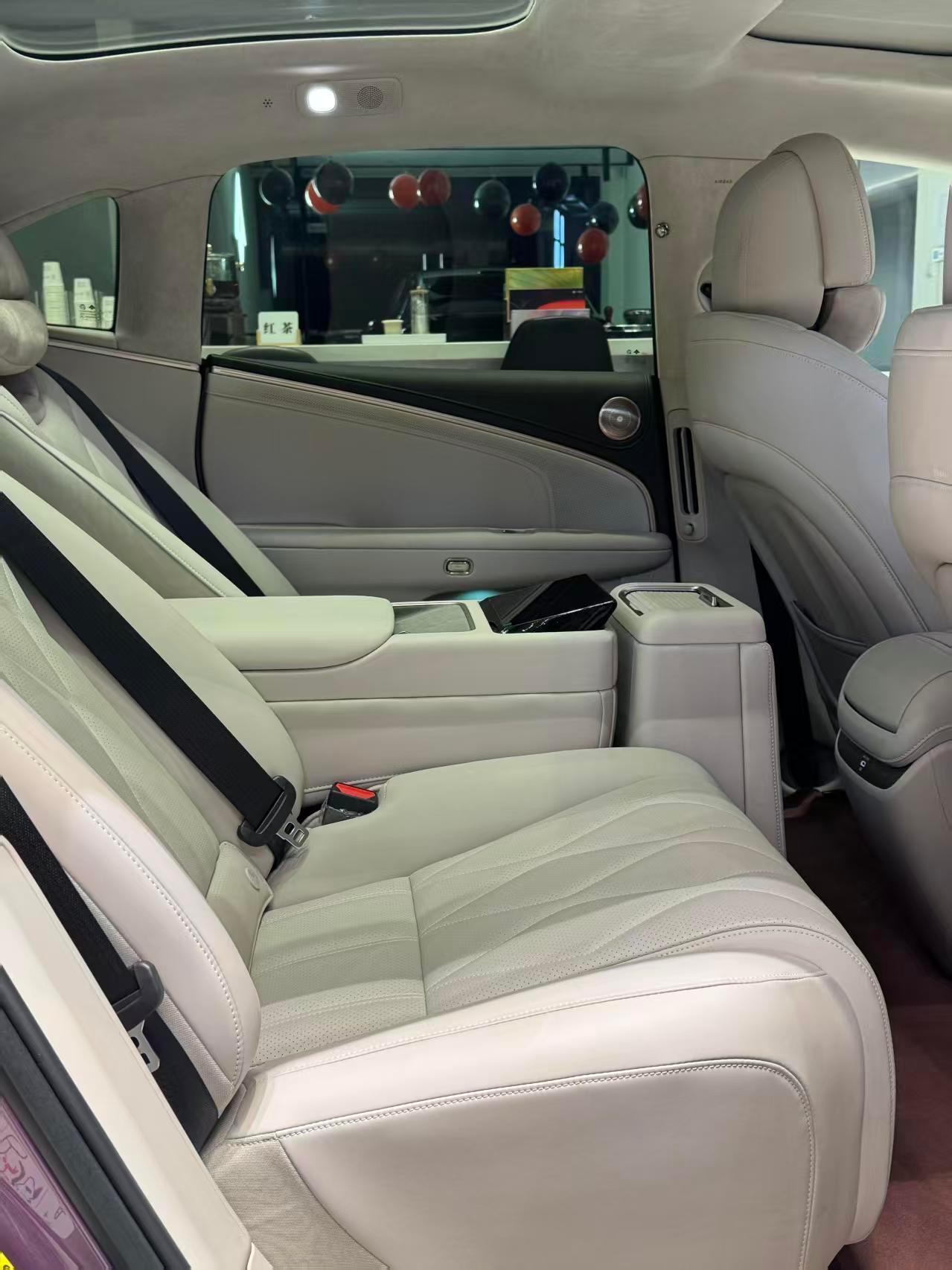 鸿蒙座舱能和中控屏、仪表、HUD等五块屏幕联动，信息流转很顺畅，车灯还能变三种表