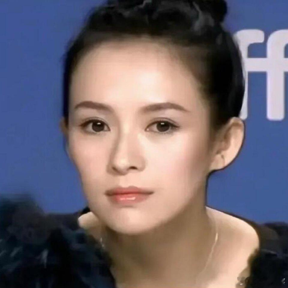 娱乐圈美女太多了，但章子怡的五官比例真是无可挑剔，毕竟她的五官符合三庭五眼的黄金