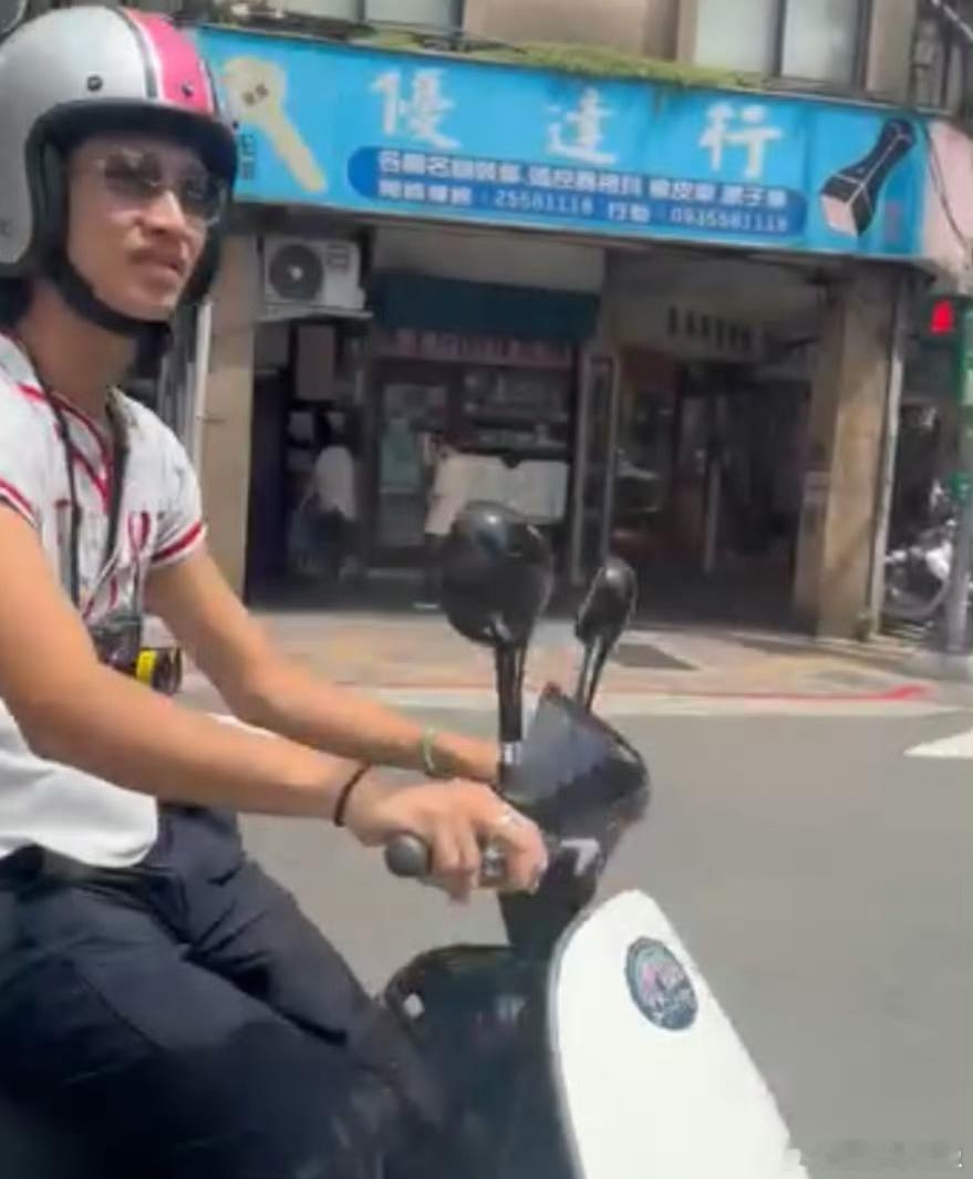 魏如萱男友与网红约会再换一个小22岁的，姐又不是没这个条件[笑cry][笑cry