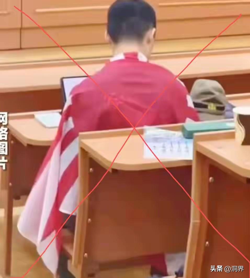 强烈建议开除其国籍、严查其父母
南京一留学生在课堂上身披旭日旗，还把侵华日军的旧