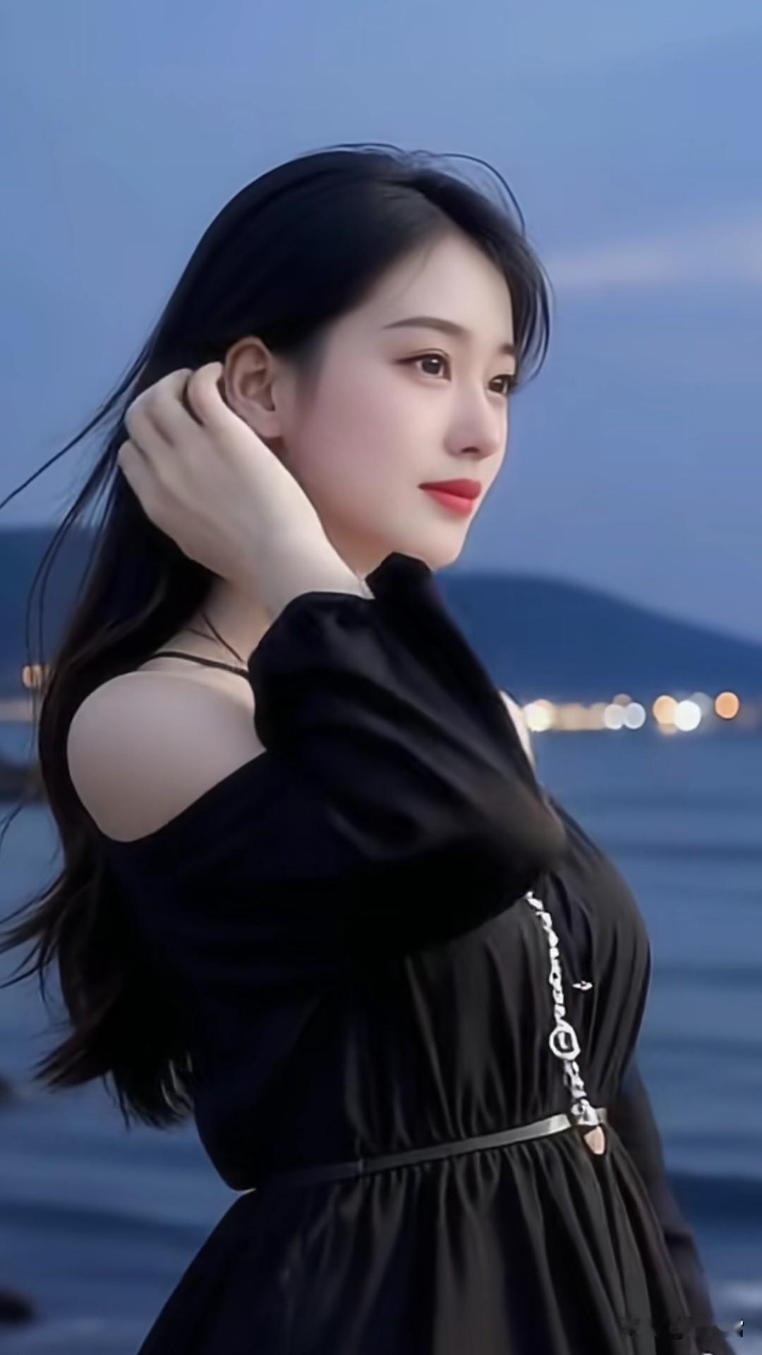 曾是心上一缕云，松风偕影共朝昏。
泪湿罗衣秋纨扇，烛映孤窗雨打门。
花覆径，絮侵