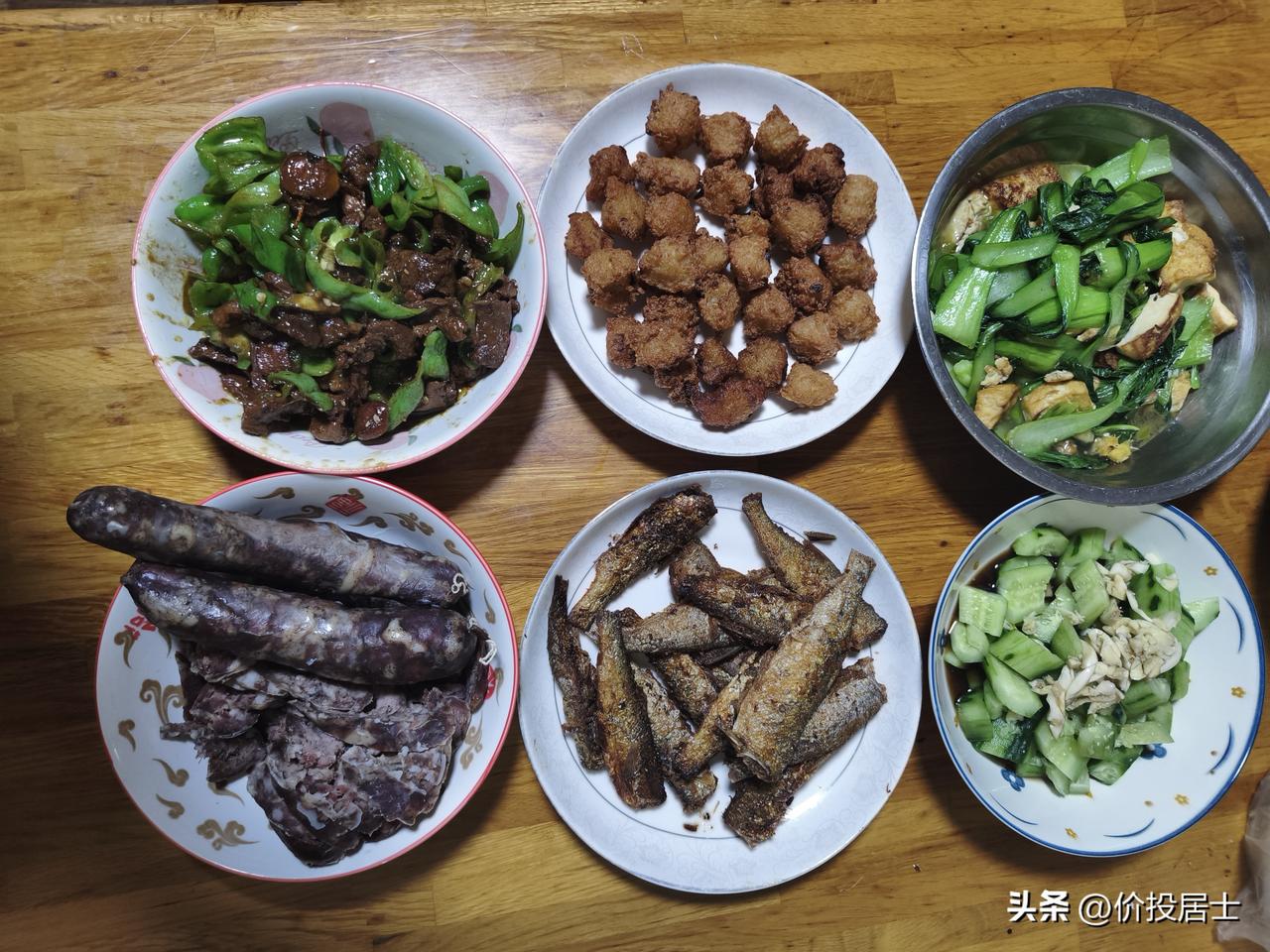 今天晚上的菜丰盛[呲牙]有纯肉香肠，炒羊肉，调拍黄瓜，豆腐青菜，炸丸子，烤小鱼[
