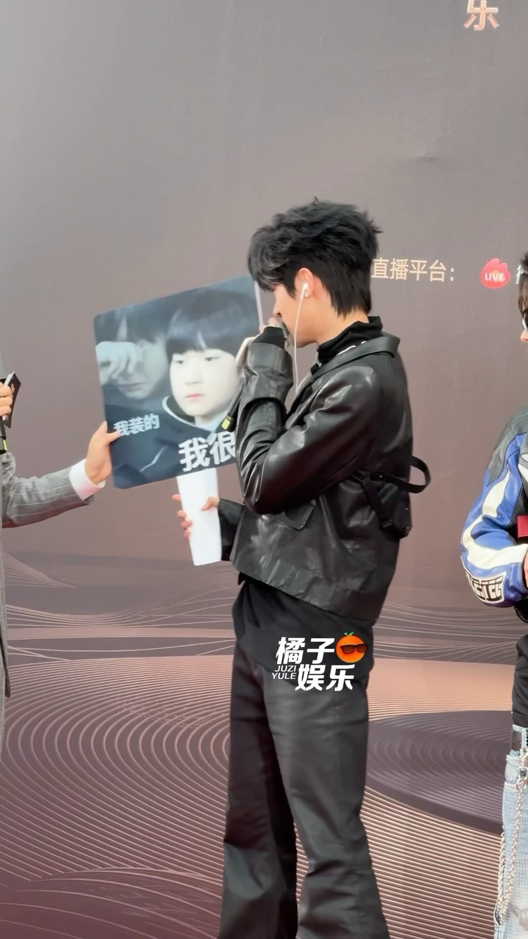 被这个复刻小时候表情包的顺儿萌晕了…[抓狂]自己还在说：“歪嘴也是我最擅长的”?