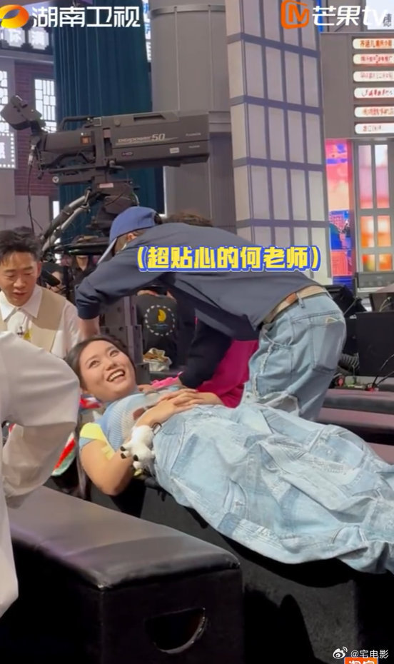 李雪琴[超话]李雪琴腰伤何炅吴泽林安排好暖心你好星期六 李雪琴“躺赢”工作超敬业