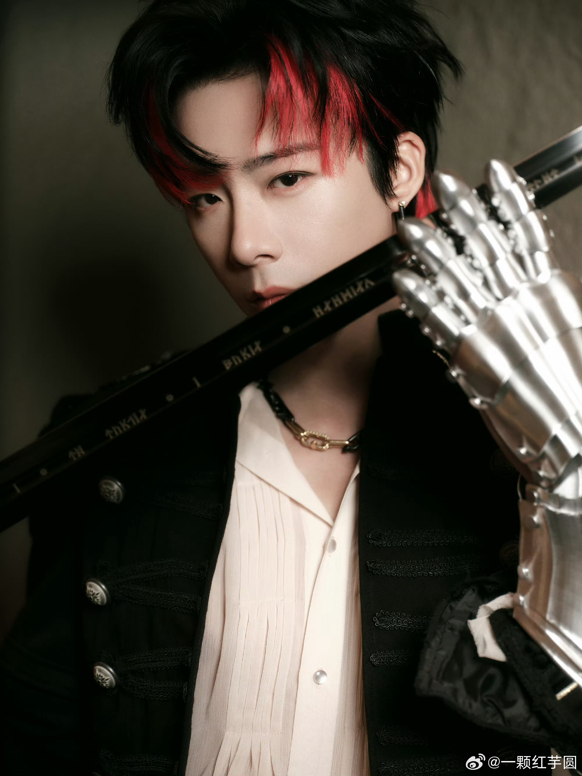 刘宇宁 今晚造型！红色挑染！耳钉！酷爆啦！ 