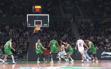 韩德君大帽沃特斯，弗格轰进半场压哨三分
北京时间10月29日，辽宁与广东的上半场