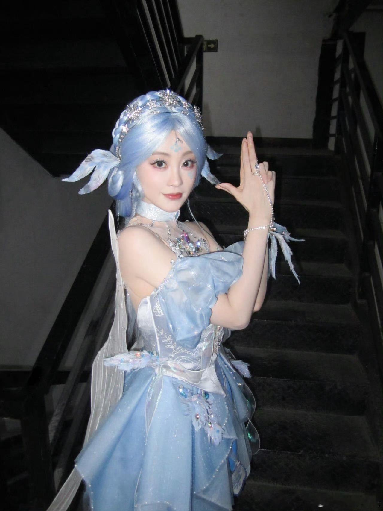 一时分不清是祝绪丹还是建模祝绪丹北境阁主造型美如CG！冰雪纷飞中降临，仙气与英姿